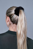 sort mink scrunchie i håret på en kvinde